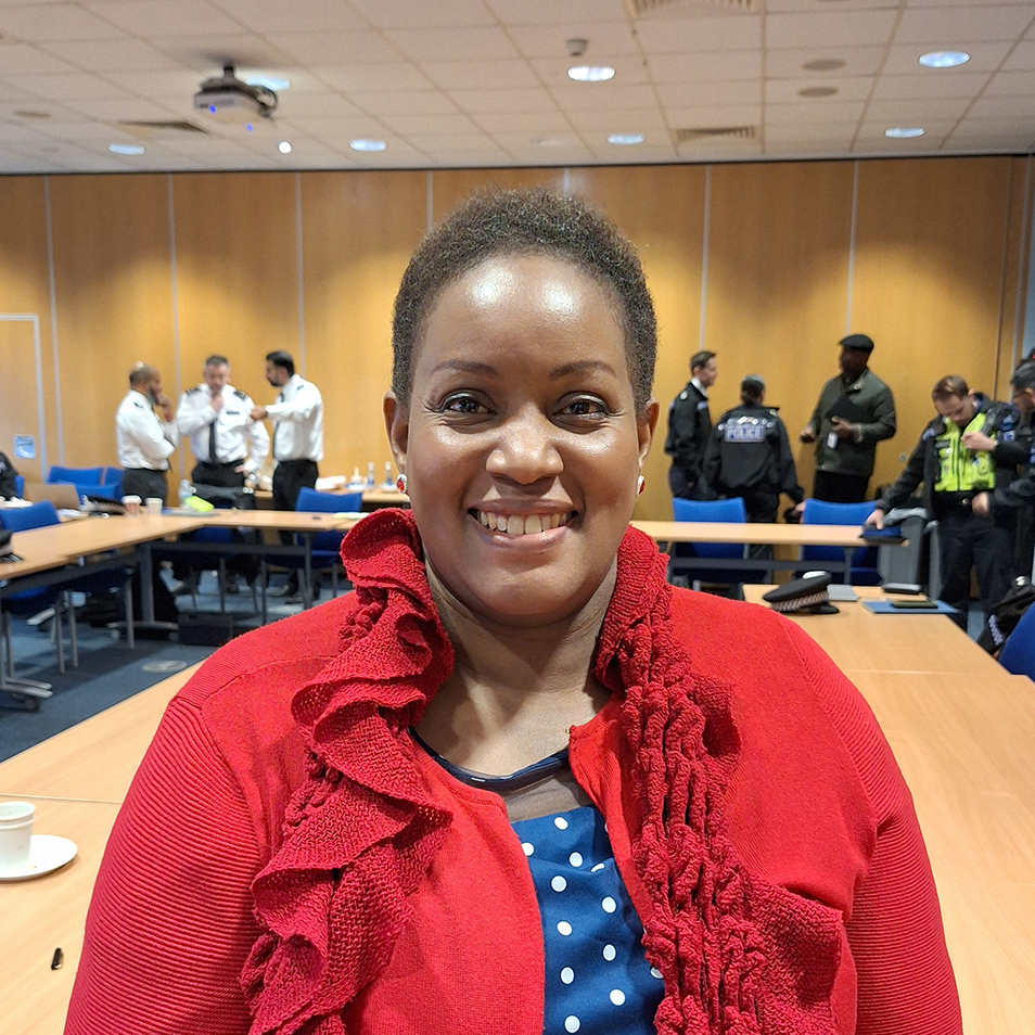 Eva Mbiru