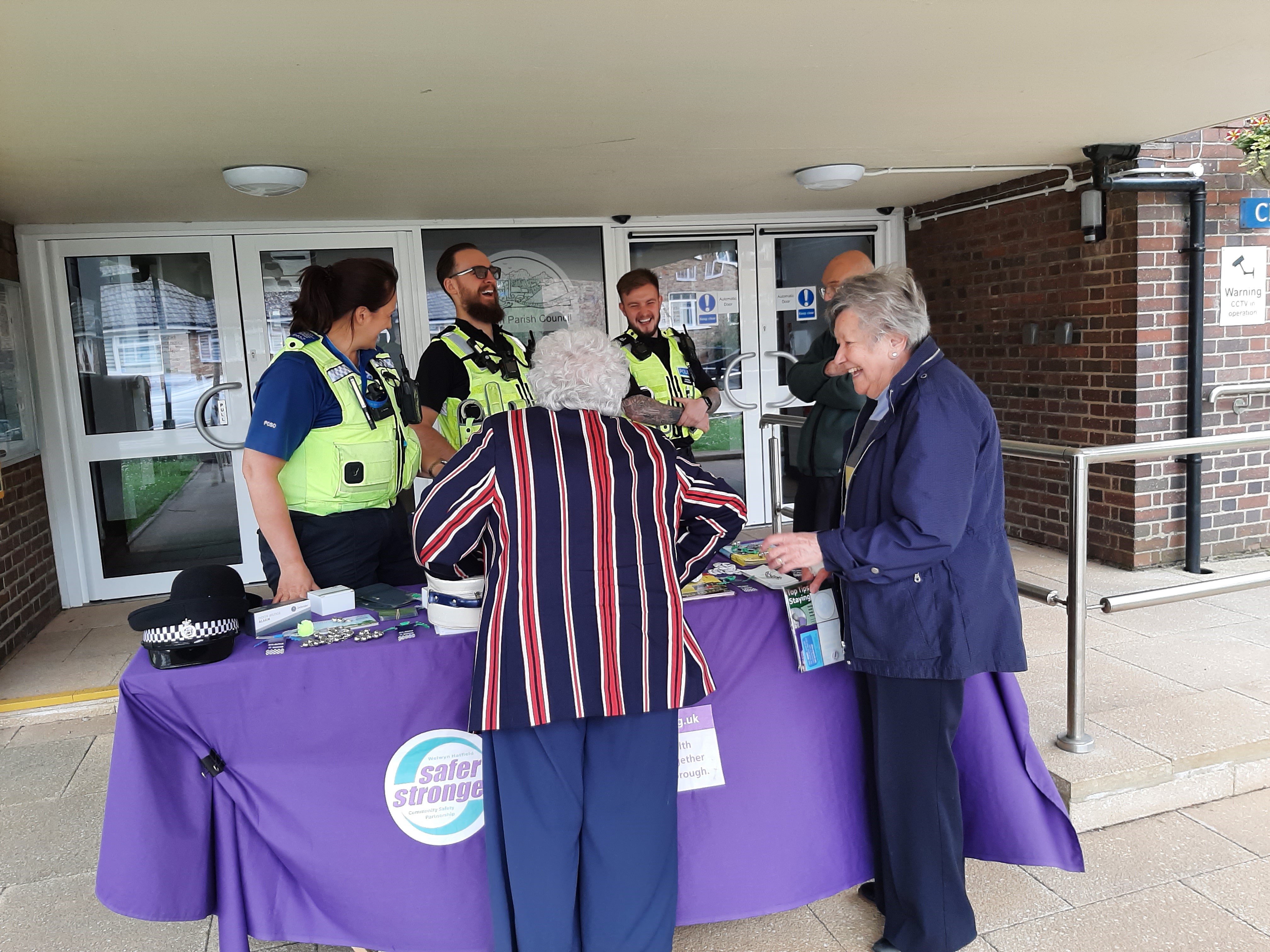 PSCO giving crime prevention advice