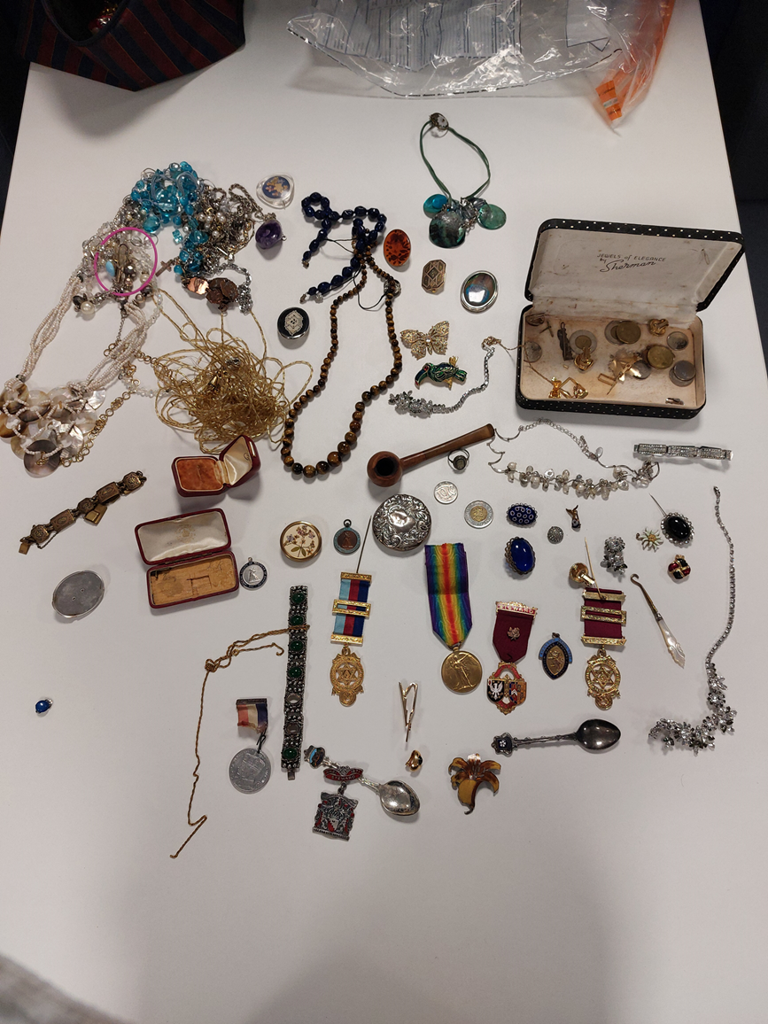 War medals and jewellery recovered from car suspected to be linked to crime